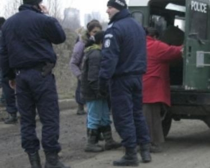 Полицейска засада в полунощ залови шестима с оръжия и дрога