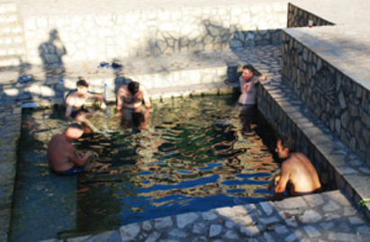 Ромски барони крадат вода и правят обществени бани
