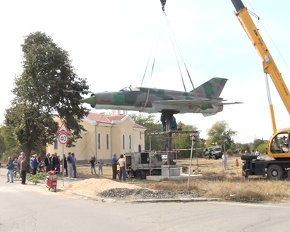 5-тонният МИГ 21 кацна на центъра на село Равнец