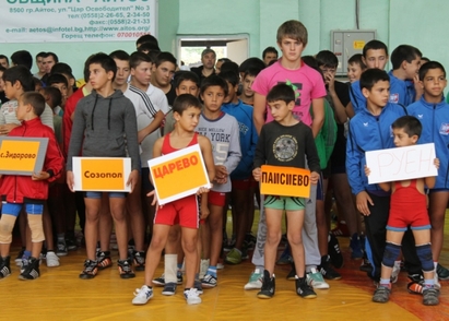 Шампиони по борба от цялата страна се събраха на националния турнир в Айтос