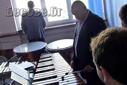 Борисов  удря червените ... плочки на ксилофонa