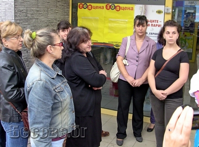Изхвърлиха на улицата персонала на магазин „Европа“ в Бургас