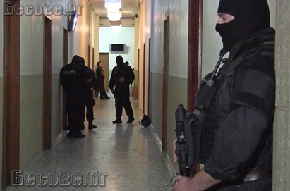 Качулки окупираха Окръжния съд в Бургас, тече спецакция?