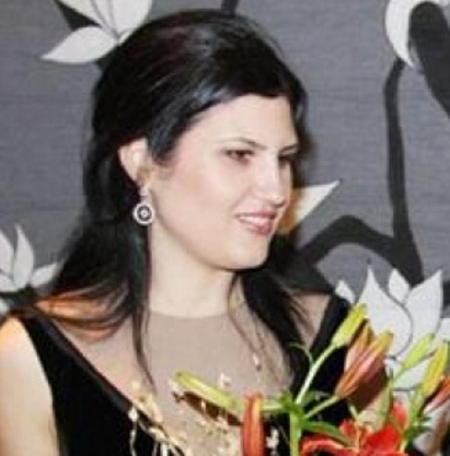 Радостин Кишишев изпраща красивата си съпруга Красимира с бели рози