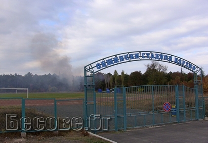 Пожар пламна край стадиона  в Царево