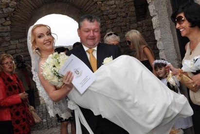 БСП подари круиз на ПР-ката си Жанет Пашалиева за сватбата