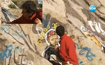 Спасител от плажа рисува Левски и Ботев върху скали