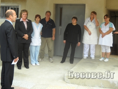 Кметът на Приморско стопли 51 болни старци с 30 хиляди лева