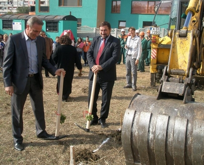 Гребенаров и Едрев направиха първа копка на защитено жилище в Айтос