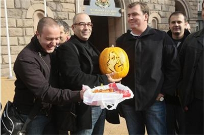 Младежи от БСП занесоха тиква на Борисов за Хелоуин