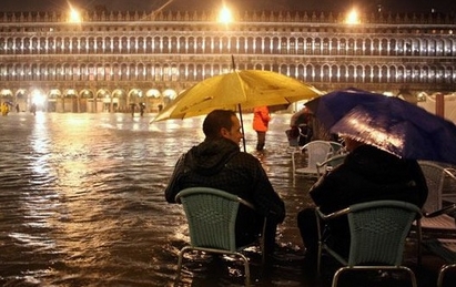 Порои потопиха и Венеция (ВИДЕО)