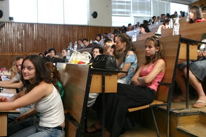 Около 30 хил. българи учат в чужбина