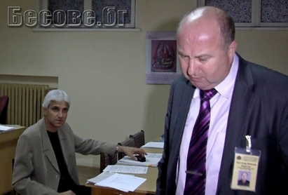Уникално видео: Русенец уволнява бургаския шеф на Бюрото по труда, хаос и нерви в коридорите
