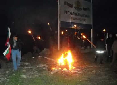 Над 200 души запалиха огън в Резово срещу турската ТЕЦ (снимки)