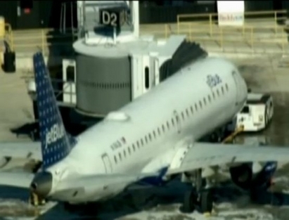 Самолет горя на летище, пострадали пътници няма