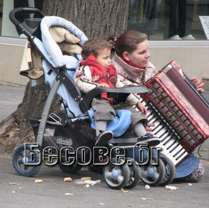 Мария и 2-годишният Йон спят на улицата в Бургас, хранят се от акордеона