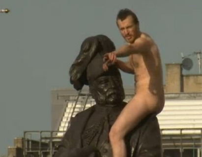 Гол мъж "oбязди" статуята на принц Джордж в Лондон (ВИДЕО)