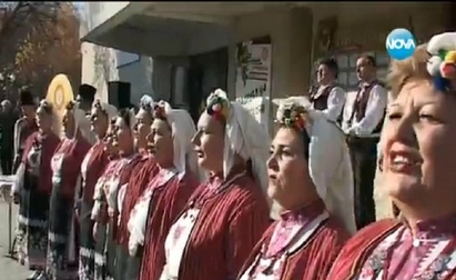 Капанският ансамбъл възпя Лудогорец, певците протестират за заплати