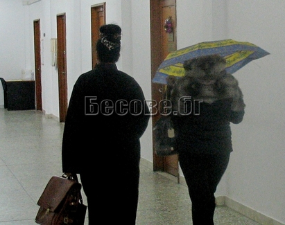 Подкупна учителка от бургаския затвор вбеси съдия, скри се зад чадър