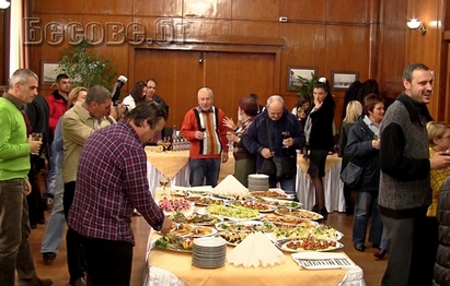 Бургаският кмет почерпи с вино и риба медиите за Никулден (видео)