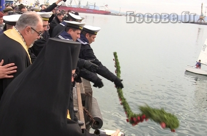 Пристанището вдигна бариерите, стотици бургазлии хвърлиха цветя в морето (видео)