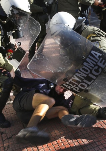 56 студенти арестувани на протест, анархисти хвърлят камъни по полицаи