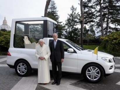 Папата се уреди с нов папамобил