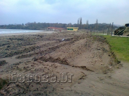 Багери превърнаха плажа в Крайморие в разкопана нива