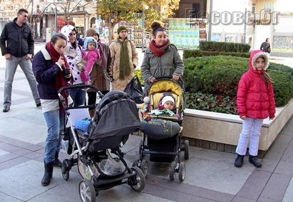 Майки в Бургас: Държавата забрани родителските кооперативи, понеже няма сметка от тях (ВИДЕО)