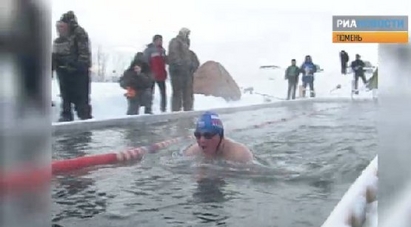 50 мъже плуват в ледени води, спорят за «Гинес»