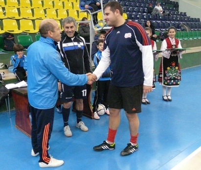 Кметът на Приморско показа футболни умения, но изтърва купата