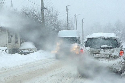 Снежен ад: В Несебър и Руен мръзнат без ток, линейка с пациент в ледения капан