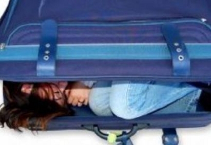 5-годишно дете плава в куфар 60 х 30 см от Гърция до Италия, диша през дупка