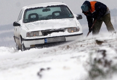 Полицията погва обирджии на затрупаните в снега коли