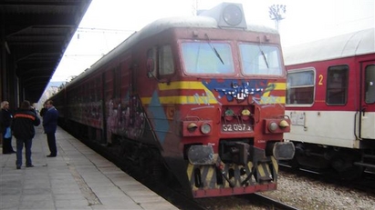 Повреда в локомотив блокира три часа 320 пътници във влак