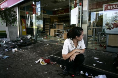 Четирима загинали при разграбване на магазини