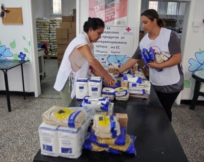 БЧК раздава пакети с боб на бедните бургазлии от днес