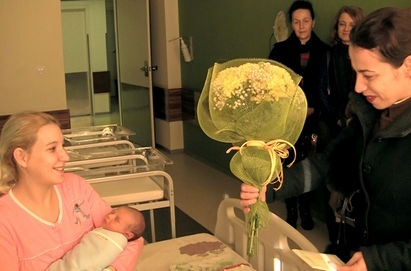 Видни дами орисаха Виктор – първото бебе на Бургас за 2013 г.