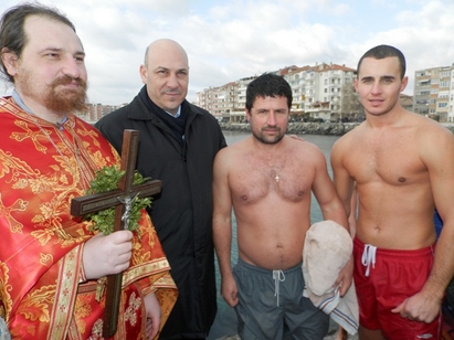 Трифон Бинчев пръв извади Светия кръст от водите в Поморие