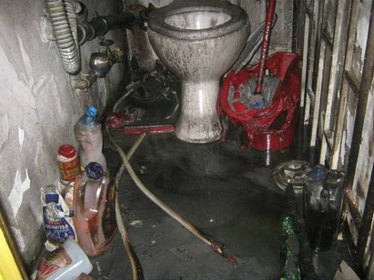 Офисът на „Штедрия” запален с нафта в тоалетната