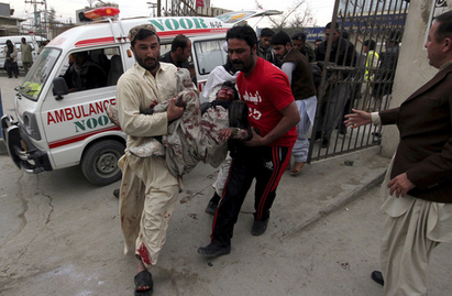 Взривове убиха 32 души и раниха стотици в Пакистан