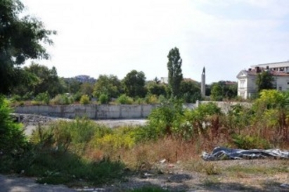 Община Бургас приключи делата за собственост на огромната дупка „ГУМ”