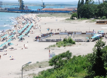 Правят спортно игрище на плажа в Бургас за 500 души публика