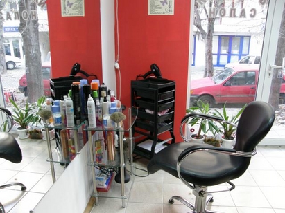 Изпаднали крадци задигнаха машинка за подстригване от фризьорски салон В Бургас