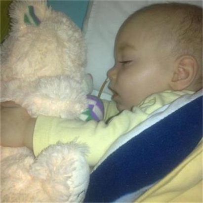 2-годишният Филип, изпаднал в кома след ваксина, заминава за лечение в Москва