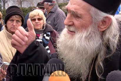 Поп Янчо на протеста за Октай в Бургас: И аз да бях, щях да бия Доган
