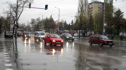 В Бургас вали дъжд, пътищата в областта са проходими при зимни условия