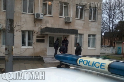 Бомбаджията, затворил Съда в Несебър, звъннал на 112 от уличен телефон