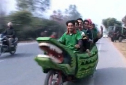 Крокодил вози туристи в Индия