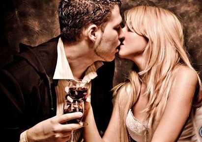 Най-дългата и страстна целувка в Бургас печели награди от "Банско" и "Къщатъ"
